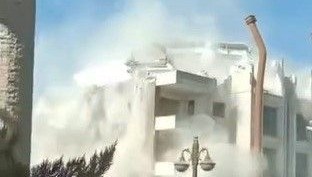 hatayda yikim dokuz katli bina is makinesiyle yikildi Q2T1ene9