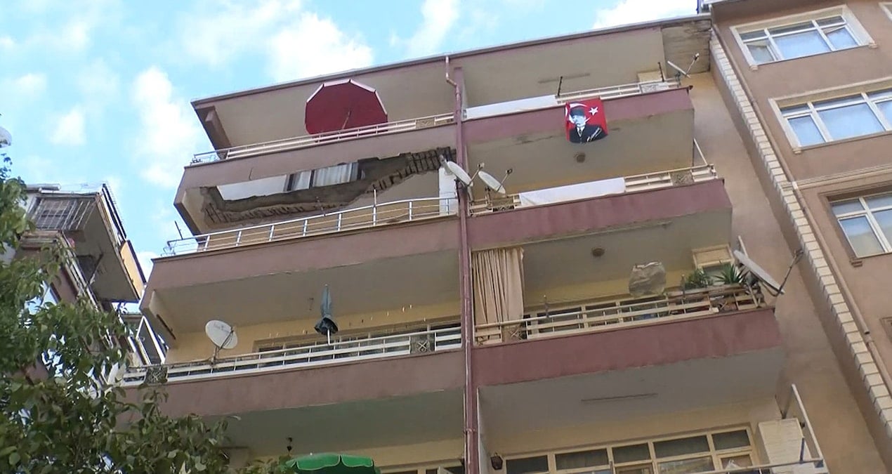 istanbulda balkon coktu bina tahliye edildi KpaBf4ef