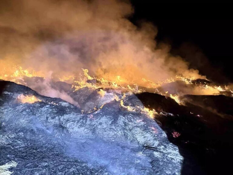 afyonkarahisarda yangin eber golunden toplanan kamislarin depolari alev aldi UAmK7ZhY