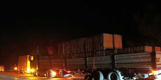 burdurda otomobille tirin carpistigi kazada 1 kisi oldu MVVfZhwv.jpg