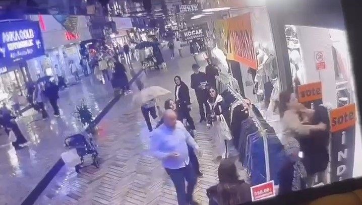 etek giyen universite ogrencisine saldiri gozaltina alindi MWTYuAfj