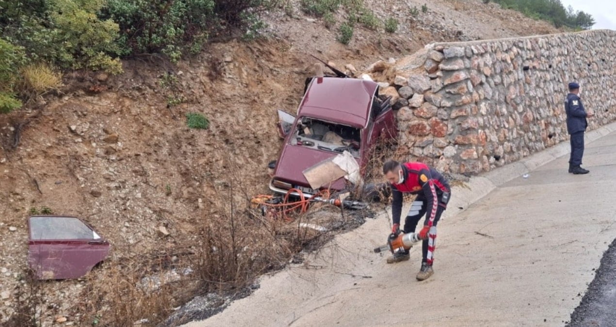 kutahyada otomobil istinat duvarina carpti 1 olu 1 yarali ezfzTgpg