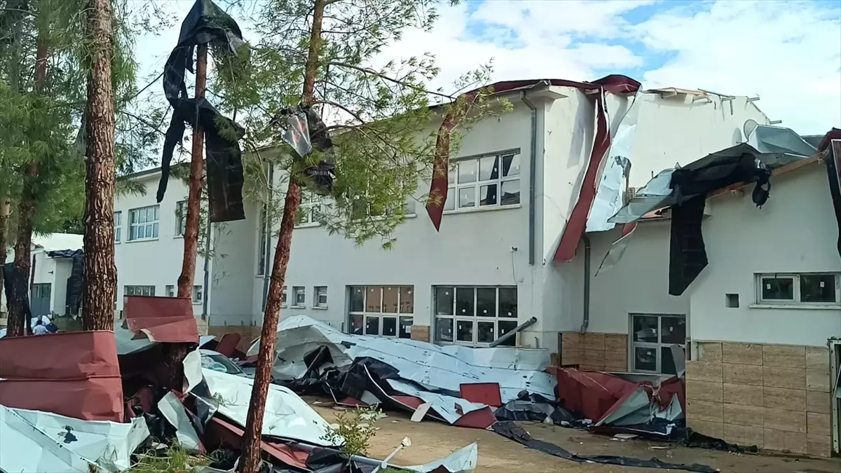 ogrenciler dersteyken firtina nedeniyle okullarin catisi uctu egitime 2 gun ara verildi LC1rTeD7