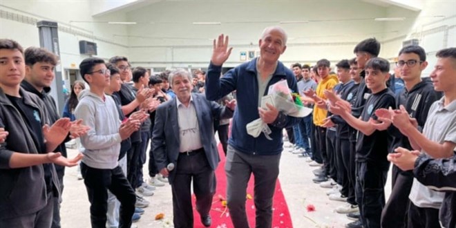 ogrencileri emekli olan ogretmenlerini kirmizi haliyla ugurladi kMR9kiEe.jpg