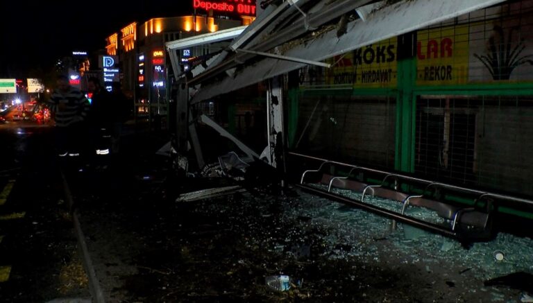 otomobil duraga daldi agac faciayi engelledi 1 yarali lVmbC4Lm.jpg