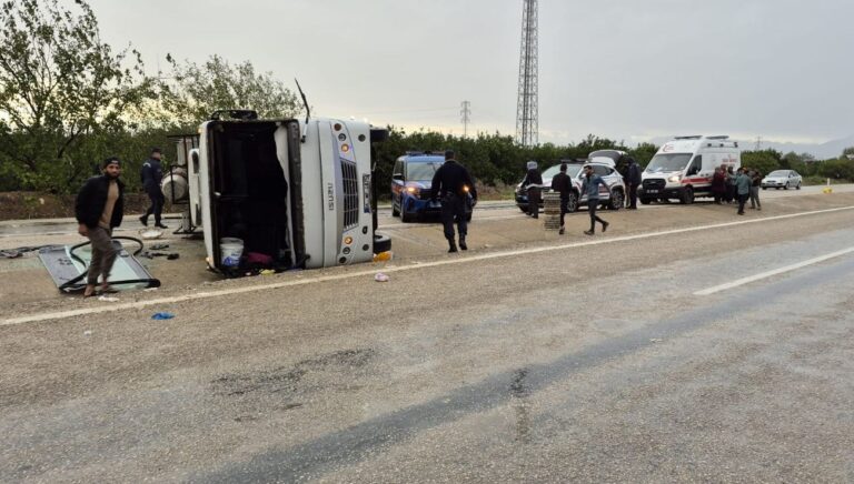 tarim iscilerini tasiyan midibus devrildi11 yarali afNGMEDX.jpg