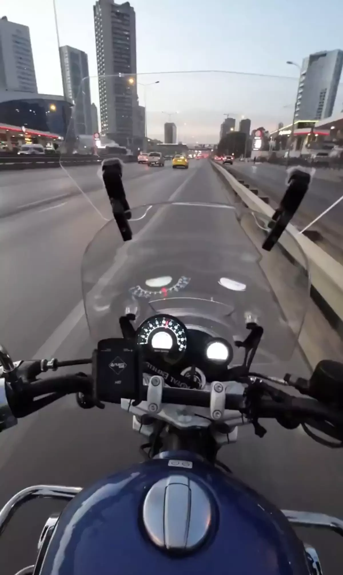 Motosikletli Kamyonetten Son Anda Kurtuldu