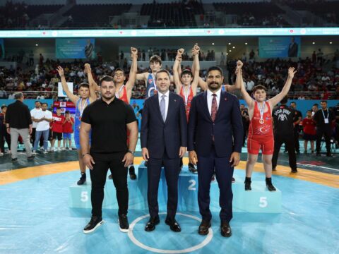 Bakan Bayraktar, 2. Büyük Güreş Festivali Minikler Şampiyonası’nda sporcularla bir araya geldi
