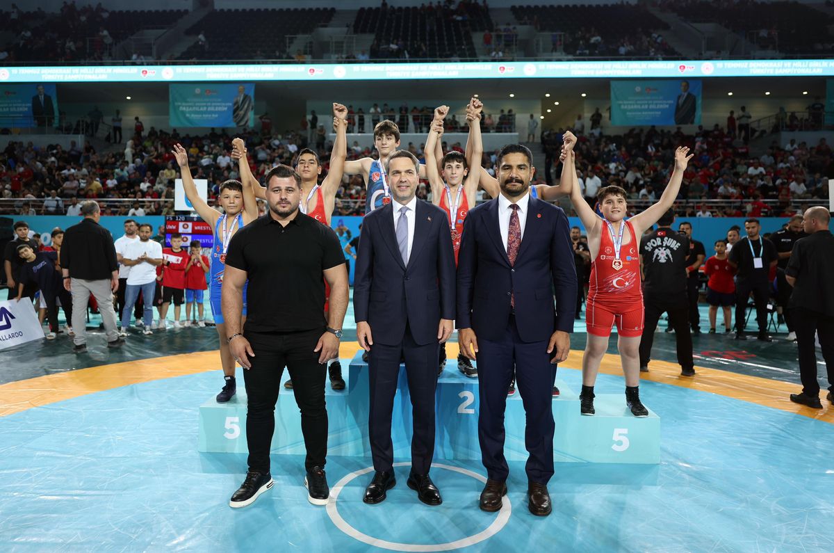 Bakan Bayraktar, 2. Büyük Güreş Festivali Minikler Şampiyonası’nda sporcularla bir araya geldi