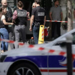 Pariste bicakli saldiri uc kadin yaralandi saldirgan etkisiz hale getirildi ugXmRhpq